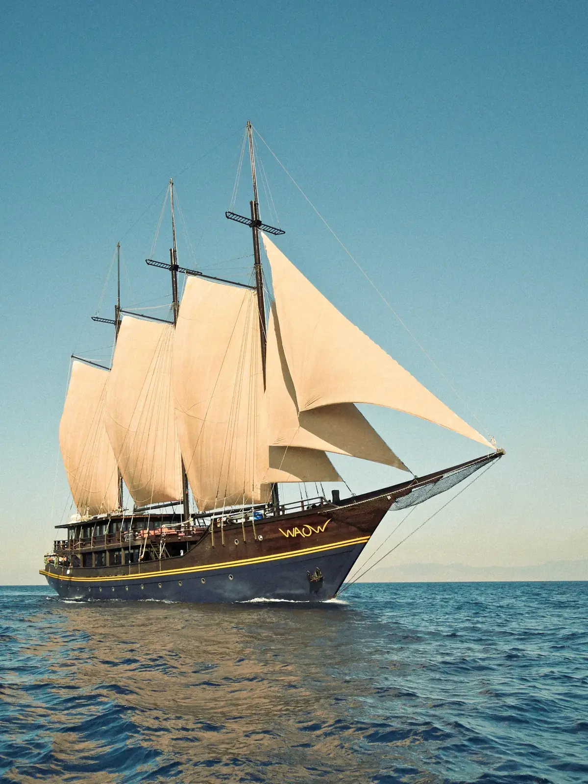 Waow 1 under full sail.