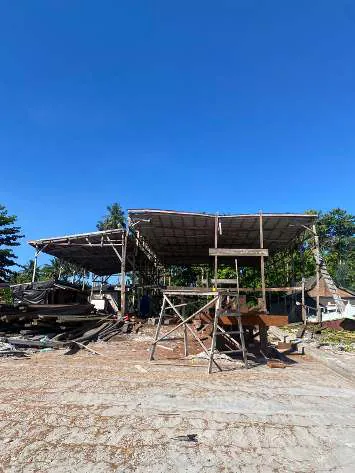 The shipyard shelter with scaffolding, seen from the outside