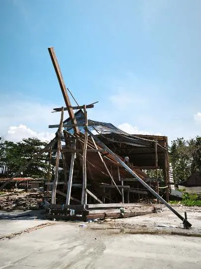 The tall stem post of WAOW 2 rising from its scaffolding