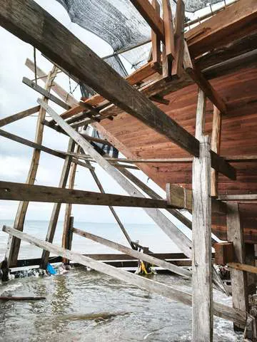 Scaffolding against the planked hull