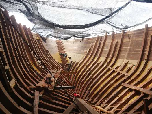 The ribbed hull under shade netting