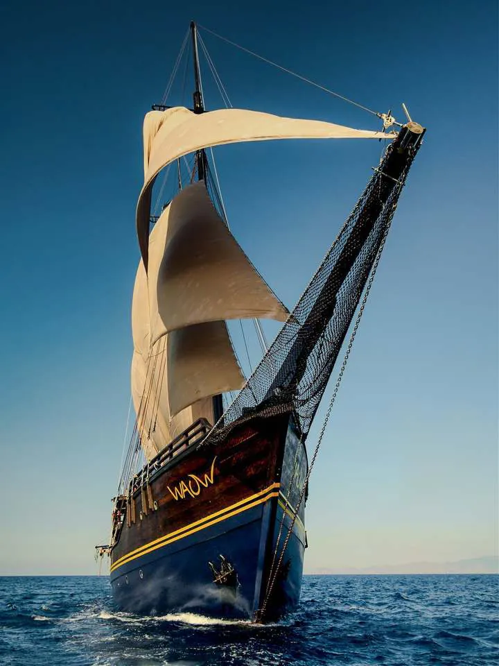 The WAOW under sail seen from the bow