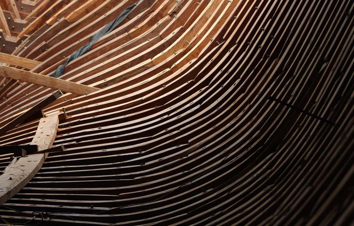 Close-up of the curved ribs and planks of the hull