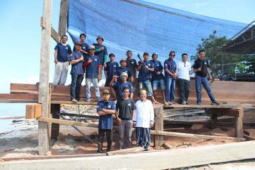 The WAOW 2 team and shipbuilders posing on the timber structure at the Bira shipyard