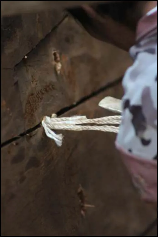 Close-up of a craftsman pressing caulking fibre into a seam